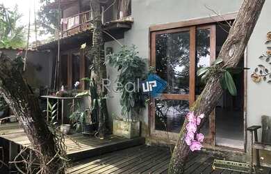 Imagem: A casa possui 4 Dormitórios, 3 Banheiros, 200m² de Área e