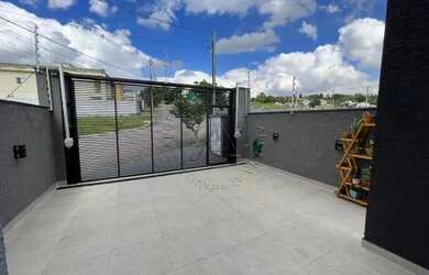 Imagem: A casa possui 3 Dormitórios, 1 Banheiro, 2 Vagas na garagem