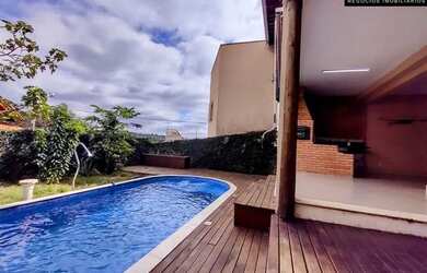 Imagem: A casa possui 4 Dormitórios, 3 Banheiros, 3 Vagas na garagem