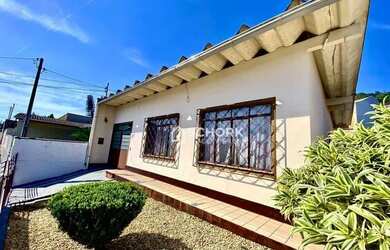 Imagem: A casa possui 5 Dormitórios, 2 Banheiros, 2 Vagas na garagem