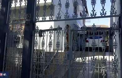 Imagem: A casa possui 3 Dormitórios, 3 Banheiros, 3 Vagas na garagem