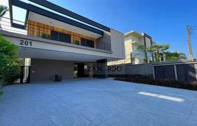 Imagem: A casa em condomínio possui 5 Dormitórios, 5 Banheiros, 5