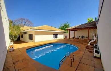 Imagem: A casa possui 3 Dormitórios, 3 Banheiros, 5 Vagas na garagem