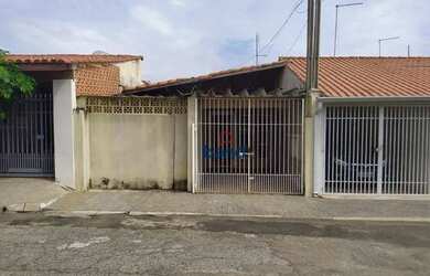 Imagem: A casa possui 3 Dormitórios, 2 Banheiros, 1 Vaga na garagem