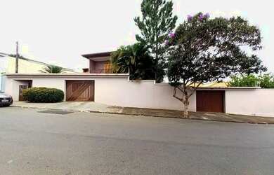 Imagem: A casa possui 3 Dormitórios, 5 Banheiros, 4 Vagas na garagem