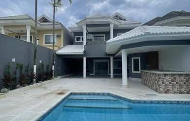 Imagem: A casa em condomínio possui 4 Dormitórios, 4 Banheiros, 5