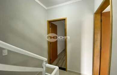 Imagem: A casa possui 2 Dormitórios, 1 Banheiro, 2 Vagas na garagem