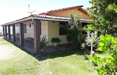 Imagem: A casa possui 3 Dormitórios, 3 Banheiros, 4 Vagas na garagem