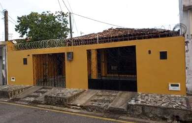 Imagem: A casa possui 4 Dormitórios, 2 Banheiros, 2 Vagas na garagem