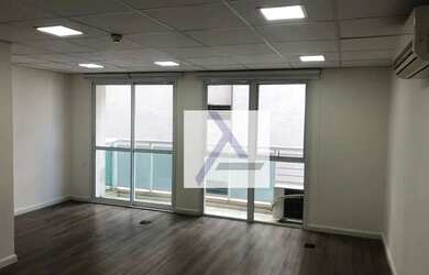 Imagem: O depósito possui 1 Vaga na garagem e 37m² de Área e está