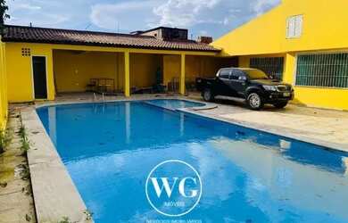 Imagem: A casa possui 4 Dormitórios, 5 Banheiros, 3 Vagas na garagem