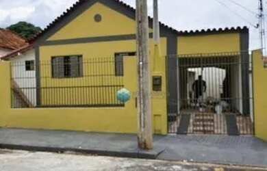 Imagem: A casa possui 3 Dormitórios, 2 Banheiros, 1 Vaga na garagem