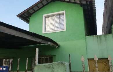 Imagem: A casa possui 4 Dormitórios, 3 Banheiros, 2 Vagas na garagem