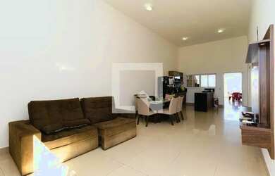 Imagem: A casa possui 3 Dormitórios, 3 Banheiros, 4 Vagas na garagem