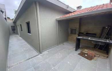 Imagem: A casa possui 2 Dormitórios, 2 Banheiros, 2 Vagas na garagem