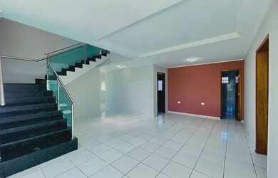 Imagem: A casa possui 3 Dormitórios, 1 Banheiro, 2 Vagas na garagem