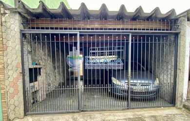 Imagem: A casa possui 3 Dormitórios, 1 Banheiro, 2 Vagas na garagem