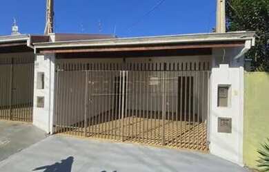 Imagem: A casa possui 3 Dormitórios, 1 Banheiro, 2 Vagas na garagem