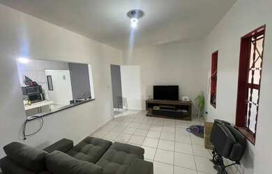 Imagem: A casa possui 2 Dormitórios, 1 Banheiro, 2 Vagas na garagem