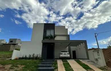 Imagem: A casa possui 3 Dormitórios, 4 Banheiros, 2 Vagas na garagem