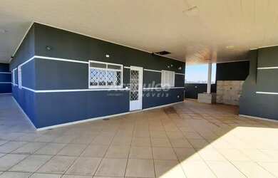 Imagem: A casa possui 3 Dormitórios, 2 Banheiros, 1 Vaga na garagem