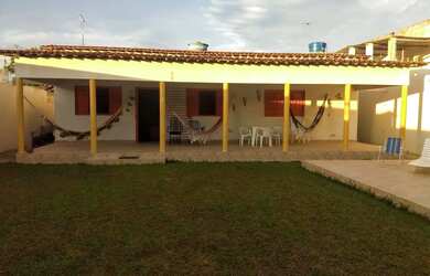 Imagem: A casa possui 3 Dormitórios, Acomodam 12 pessoas, 4 Vagas na