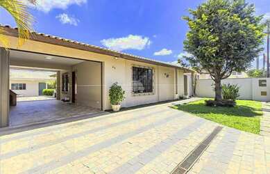 Imagem: A casa possui 3 Dormitórios, 2 Banheiros, 4 Vagas na garagem