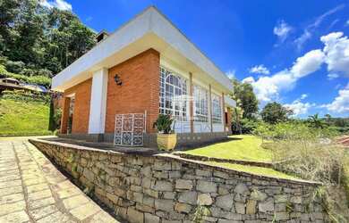 Imagem: A casa possui 4 Dormitórios, 3 Banheiros, 2 Vagas na garagem