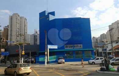 Imagem: O depósito possui 5 Vagas na garagem, 990m² de Área e está