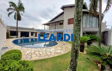 Imagem: A casa possui 4 Dormitórios, 5 Banheiros, 4 Vagas na garagem