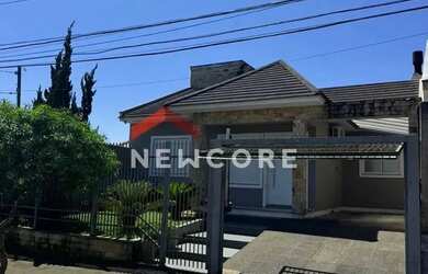 Imagem: A casa possui 3 Dormitórios, 2 Banheiros, 2 Vagas na garagem