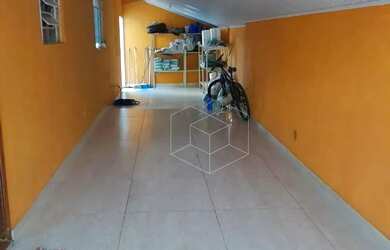 Imagem: A casa possui 4 Dormitórios, 2 Banheiros, 3 Vagas na garagem