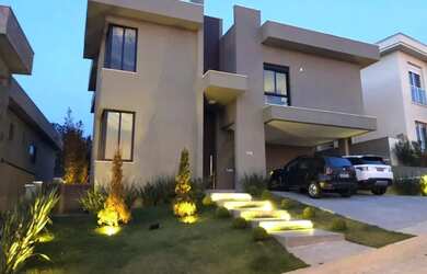 Imagem: A casa possui 4 Dormitórios, 5 Banheiros, 4 Vagas na garagem