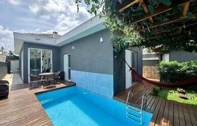 Imagem: A casa em condomínio possui 3 Dormitórios, 1 Banheiro, 2 Vagas