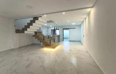 Imagem: A casa possui 3 Dormitórios, 3 Banheiros, 2 Vagas na garagem