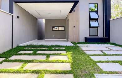 Imagem: A casa possui 3 Dormitórios, 2 Banheiros, 2 Vagas na garagem