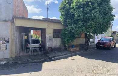Imagem: A casa possui 2 Dormitórios, 1 Banheiro, 2 Vagas na garagem