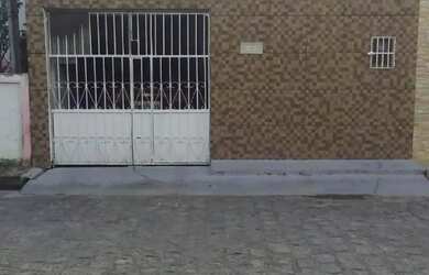 Imagem: A casa possui 3 Dormitórios, 2 Banheiros, 1 Vaga na garagem