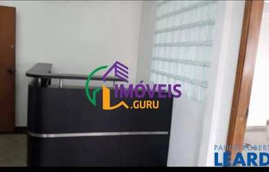 Imagem: O depósito possui 4 Vagas na garagem e 300m² de Área e está