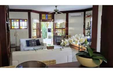 Imagem: A casa possui 3 Dormitórios, 3 Banheiros, 2 Vagas na garagem