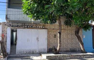 Imagem: A casa possui 4 Dormitórios, 4 Banheiros, 1 Vaga na garagem