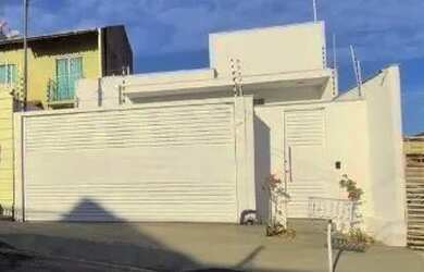 Imagem: A casa possui 3 Dormitórios, 3 Banheiros, 2 Vagas na garagem