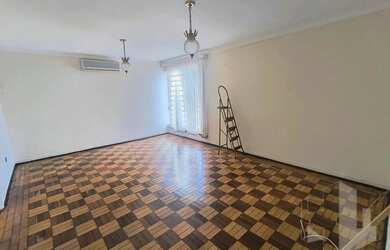 Imagem: A casa possui 4 Dormitórios, 1 Banheiro, 2 Vagas na garagem