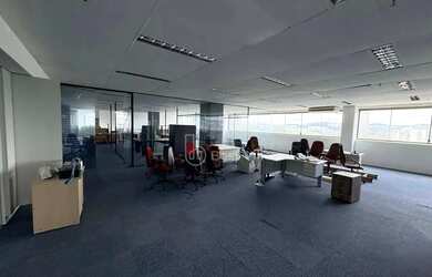 Imagem: O depósito possui 5 Vagas na garagem, 700m² de Área e está