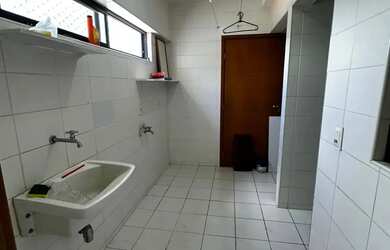 Imagem 7: 03 suítes com armários, lavabo e varanda, na Ponta Verde