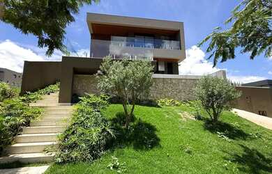 Imagem: A casa em condomínio possui 4 Dormitórios, 5 Banheiros, 4