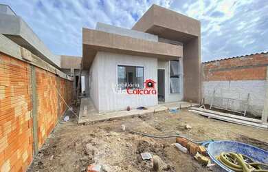 Imagem: A casa possui 3 Dormitórios, 2 Banheiros, 2 Vagas na garagem