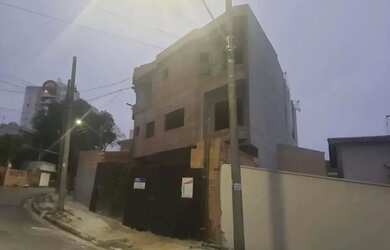 Imagem: A casa possui 3 Dormitórios, 2 Banheiros, 4 Vagas na garagem