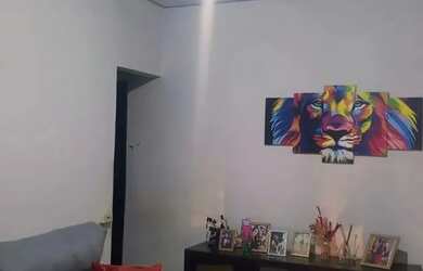 Imagem: A casa possui 3 Dormitórios, 2 Banheiros, 2 Vagas na garagem