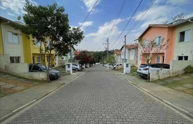 Imagem: A casa em condomínio possui 3 Dormitórios, 1 Banheiro, 2 Vagas